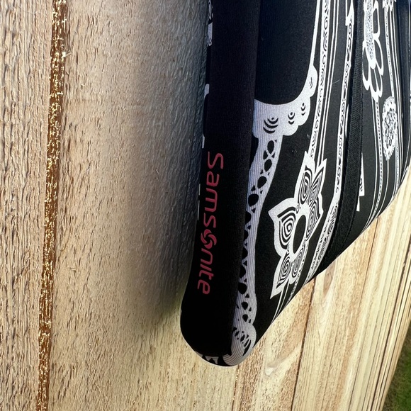 Big Samsonite Neoprene iPad/ Laptop case Black/white Flower power - Picture 7 of 8